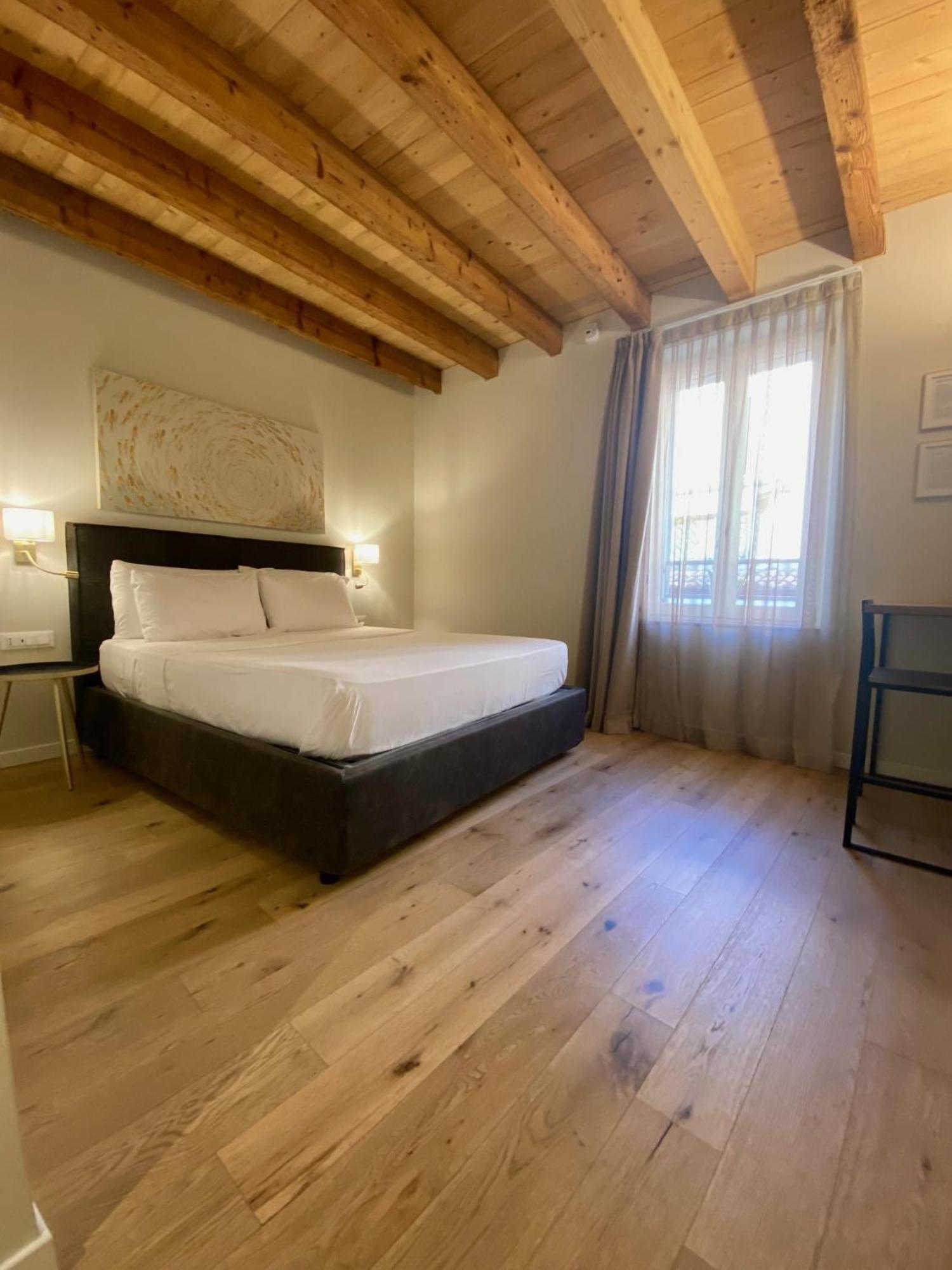 Malvezzi24 Boutique Rooms 데센자노델가르다 외부 사진