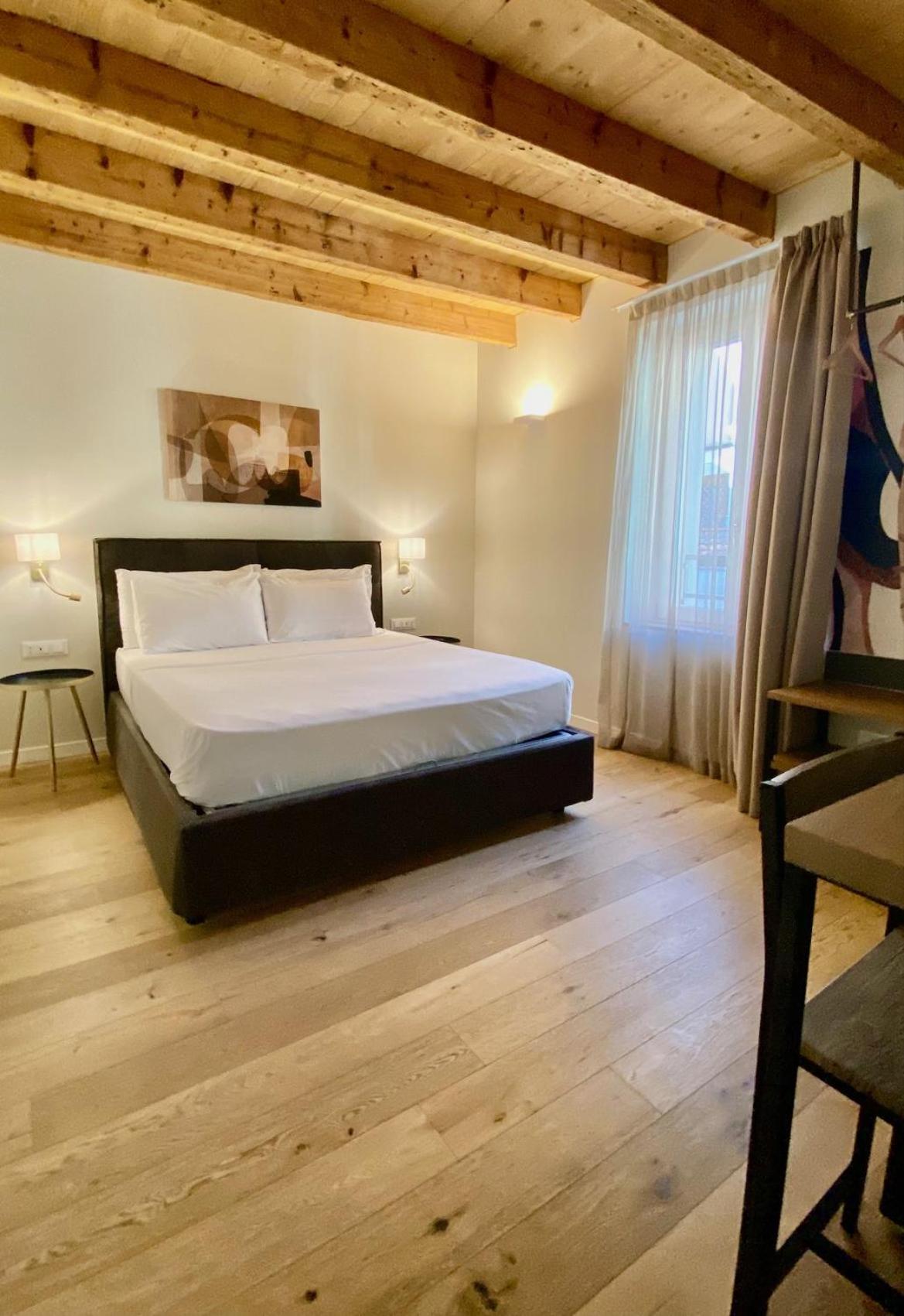 Malvezzi24 Boutique Rooms 데센자노델가르다 외부 사진